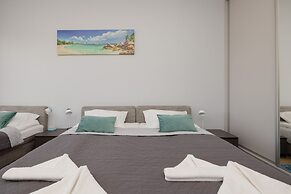 Riverfront Apartment by Renters