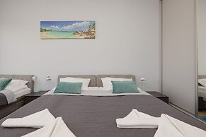 Riverfront Apartment by Renters