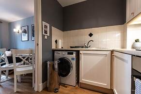 Black Moon 2 bed 2 bath Central location