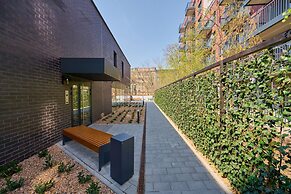 Modern Elegance Apartment by Renters