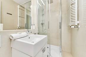 Modern Elegance Apartment by Renters