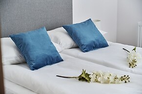 Modern Elegance Apartment by Renters