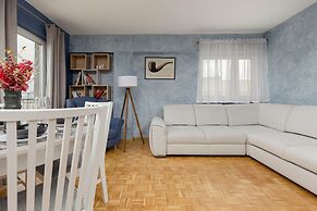 Czerniakowska Apartment by Renters