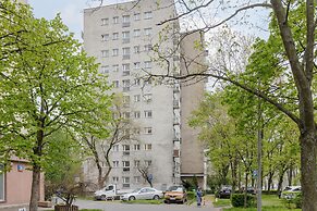 Czerniakowska Apartment by Renters