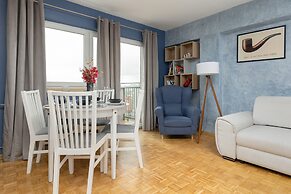 Czerniakowska Apartment by Renters