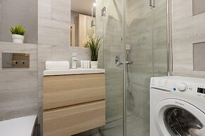 Czerniakowska Apartment by Renters