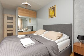 Czerniakowska Apartment by Renters