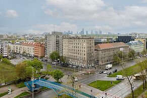 Czerniakowska Apartment by Renters
