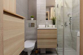 Czerniakowska Apartment by Renters