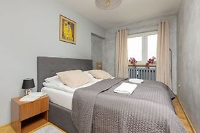 Czerniakowska Apartment by Renters