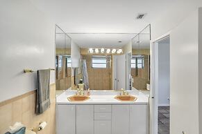 Miabella Of Hollywood 3 Bedroom Home by RedAwning