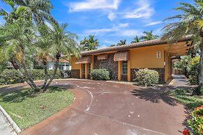 Miabella Of Hollywood 3 Bedroom Home by RedAwning