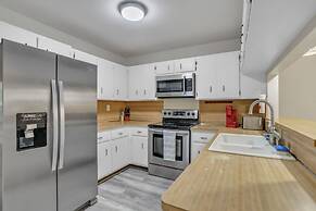 Miabella Of Hollywood 3 Bedroom Home by RedAwning