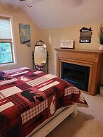 Lucky Charlie Lodge 3 Bedroom Home by Redawning