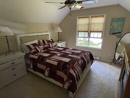 Lucky Charlie Lodge 3 Bedroom Home by Redawning