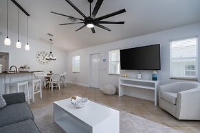 227 Mango St - La La Vista 3 Bedroom Home by RedAwning