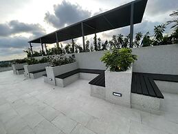 The Lennox Apartments-Airport