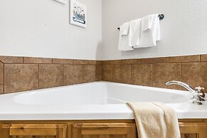 Whispering Creek - In the Heart of Ozarks, Near DT!