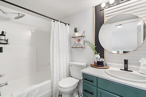 Our Landing Place - Access to Pool!