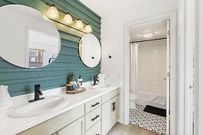 Our Landing Place - Access to Pool!