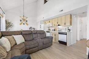 Our Landing Place - Access to Pool!