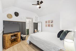 Our Landing Place - Access to Pool!