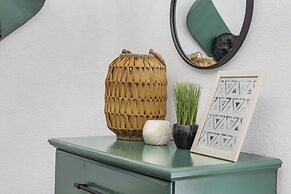 Our Landing Place - Access to Pool!