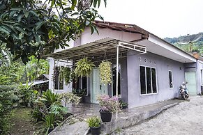 OYO Homes 90916 Eco Tourism Geopark Rajamandala Homestay Syariah