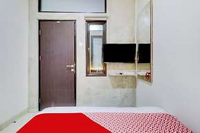 OYO 90215 Ada Residence