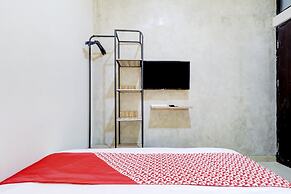 OYO 90215 Ada Residence