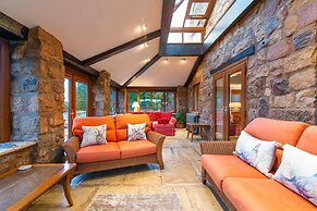 Lakeside Escape, Stone Countryside Cottage