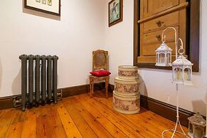 Lakeside Escape, Stone Countryside Cottage