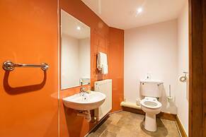 Lakeside Escape, Stone Countryside Cottage