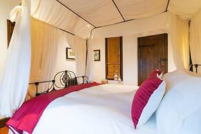 Lakeside Escape, Stone Countryside Cottage