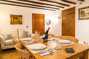 Lakeside Escape, Stone Countryside Cottage