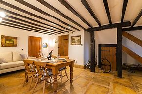 Lakeside Escape, Stone Countryside Cottage