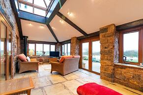 Lakeside Escape, Stone Countryside Cottage