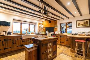 Lakeside Escape, Stone Countryside Cottage