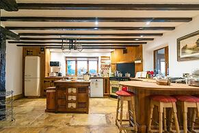 Lakeside Escape, Stone Countryside Cottage