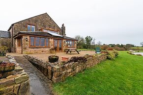 Lakeside Escape, Stone Countryside Cottage