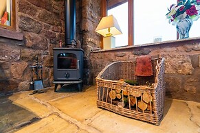 Lakeside Escape, Stone Countryside Cottage