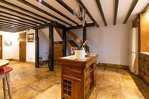 Lakeside Escape, Stone Countryside Cottage