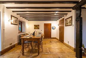 Lakeside Escape, Stone Countryside Cottage