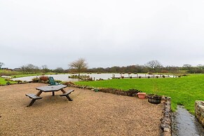 Lakeside Escape, Stone Countryside Cottage