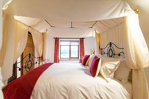 Lakeside Escape, Stone Countryside Cottage