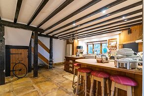 Lakeside Escape, Stone Countryside Cottage