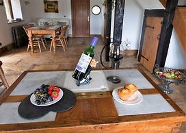 Lakeside Escape, Stone Countryside Cottage