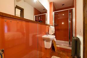 Lakeside Escape, Stone Countryside Cottage