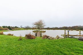 Lakeside Escape, Stone Countryside Cottage