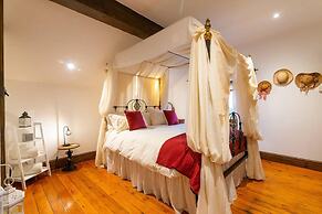 Lakeside Escape, Stone Countryside Cottage